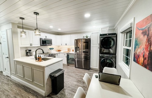 Coquina Key Condo | Thaw out your toes and watch the dolphins play at Winterfarm Southeast!