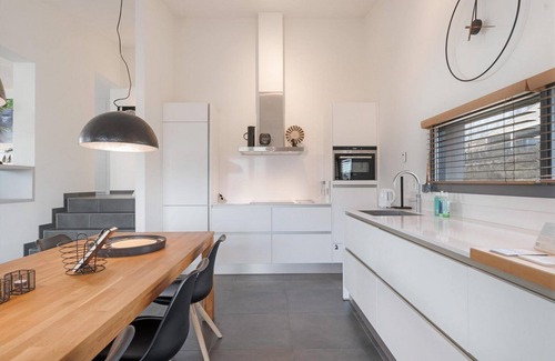 Ouddorp House | The 4 person Villa Super VIP features a luxurious and comfortably furnished interior, several terraces with conservatory and views over the water, perfect with dogs and children.