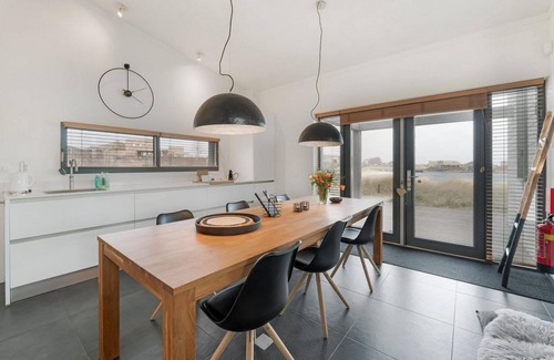 Ouddorp House | The 4 person Villa Super VIP features a luxurious and comfortably furnished interior, several terraces with conservatory and views over the water, perfect with dogs and children.