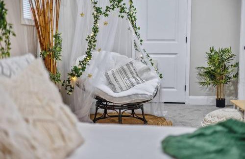 Decatur House | *The 4Seasons:Themed Retreat w/Hot Tub-Pool Table*