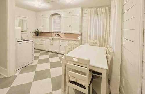 Marysville House | The 50s Inspired Home | 10min to Everett