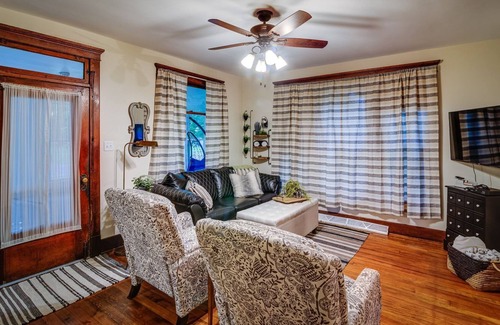 Lane House | The Abbey 6 Minute drive to Beautiful Clinton Lake!!