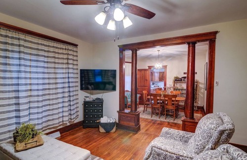 Lane House | The Abbey 6 Minute drive to Beautiful Clinton Lake!!