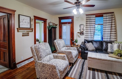 Lane House | The Abbey 6 Minute drive to Beautiful Clinton Lake!!