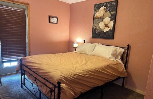 Albuquerque House | The ABQ Arch Hotel: Great views, dog friendly, secure garage, Southwestern style