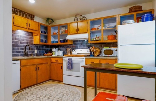 Oxford House | The Ace, 1BR King Duplex by Velvet Ditch Villas