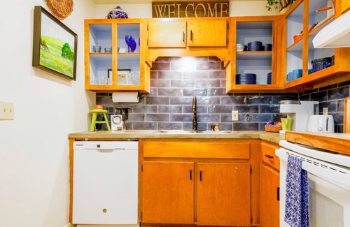 Oxford House | The Ace, 1BR King Duplex by Velvet Ditch Villas