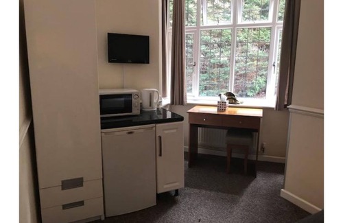 Bracknell House | The Admirals Inn Guest House