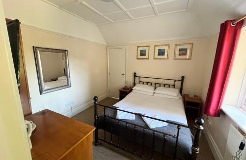Bracknell House | The Admirals Inn Guest House