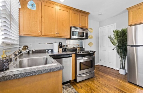 South Kansas City House | The adorable Kansas City Coach House is cozy, clean, and comfortable