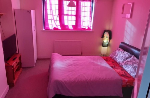 London Borough of Hounslow Bed & Breakfast | The Airman