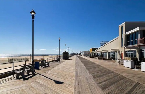 Bradley Beach House | THE ALBERT- 6 Mins Walk to Beach & Main Ave, 6 Beach Passes, Pet Friendly