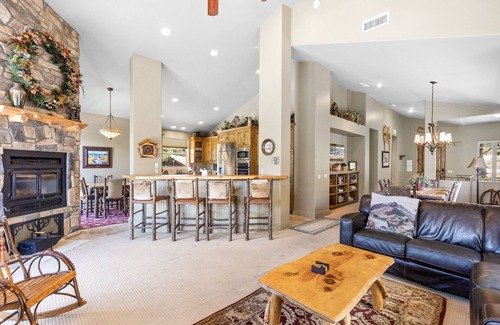 June Lake House | The Alpine Chalet - Sleeps 14!