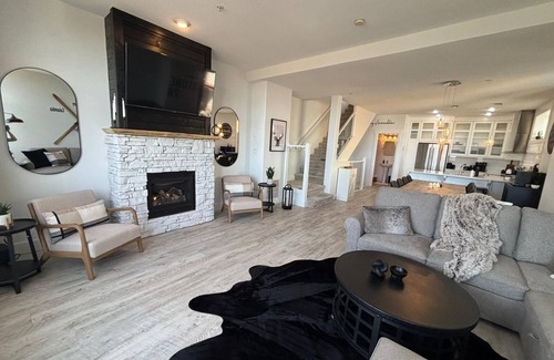 East Kootenay House | The Alpine Twins Mega