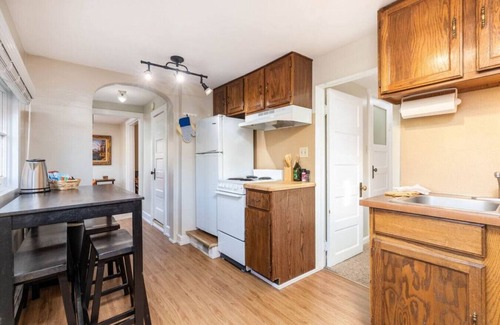 Lower Avenues Apartment | The Amber Suite - Historic Avenues Downtown Apt
