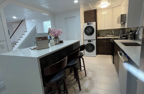 Williams Bay Apartment | The American Hotel - House - Downtown Williams Bay