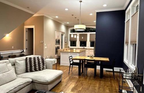 Nashville House | The AmpHouse I Private Rooftop & Hot Tub I 4 mi to Broadway
