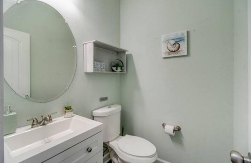 East Ocean View House | The Anchor 4BR Beach House w Balcony & King Bed