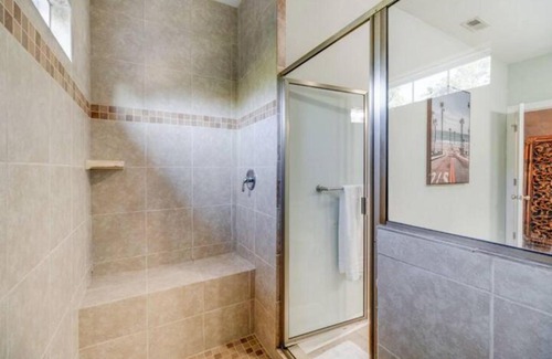 East Ocean View House | The Anchor 4BR Beach House w Balcony & King Bed
