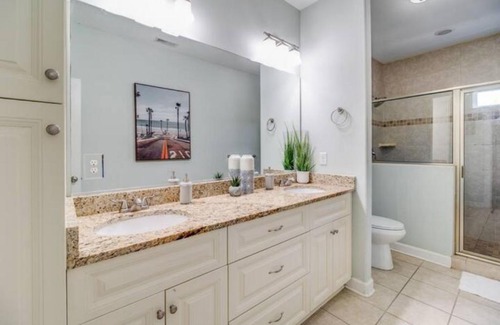 East Ocean View House | The Anchor 4BR Beach House w Balcony & King Bed