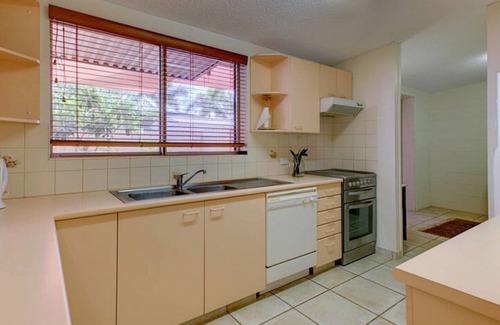 Exmouth House | The Anchor - Top location in center of town with swimming pool