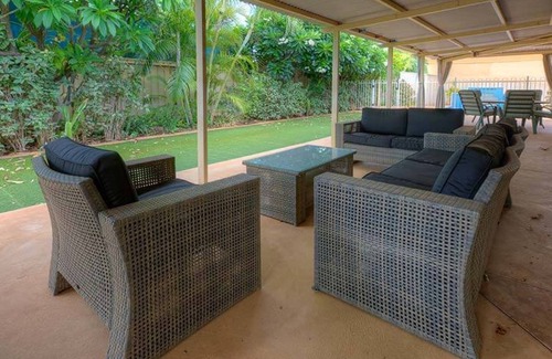 Exmouth House | The Anchor - Top location in center of town with swimming pool
