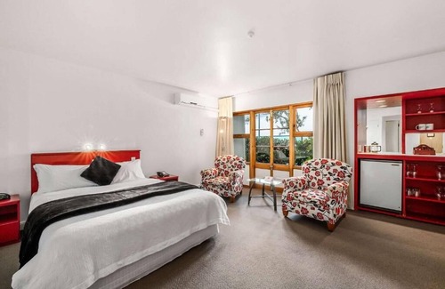 Lower Hutt Hotel | The Angus Hotel