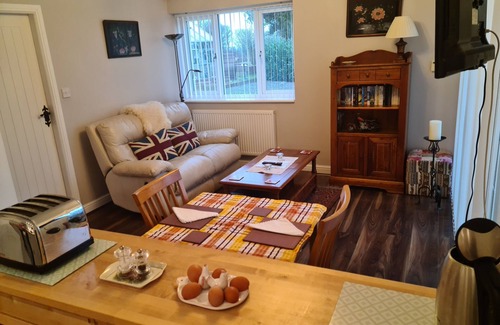 Caernarfon Apartment | "The Annex" a secret escape on a historic site with stunning views.