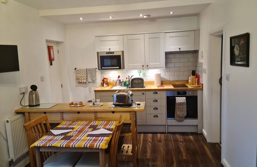 Caernarfon Apartment | "The Annex" a secret escape on a historic site with stunning views.