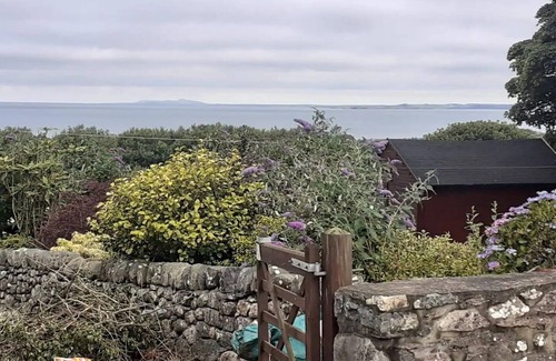 Caernarfon Apartment | "The Annex" a secret escape on a historic site with stunning views.