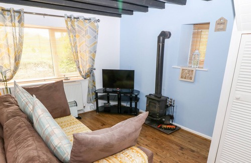 Brynteg Cottage | THE ANNEXE, pet friendly, with hot tub in Brynteg