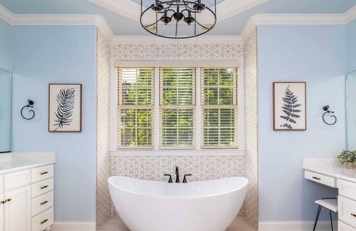 Mount Vernon House | The Annie: Poolside Mansion for Extended Luxury