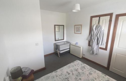 Huddersfield Apartment | The Apartment at Chalk House - 3 Beds - 1 Cot