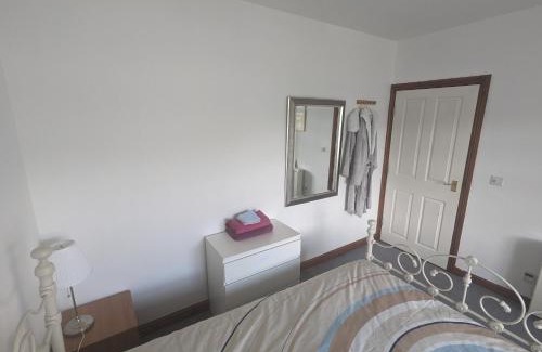 Huddersfield Apartment | The Apartment at Chalk House - 3 Beds - 1 Cot