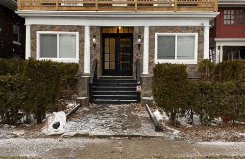 Downtown Niagara Falls House | The Aquarium Chateau - With Private Yard & Parking, Near Falls, Casino by Niagara Hospitality