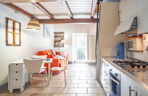 Arcola Apartment | The Arcolan Cottage! Your Medieval Getaway x4