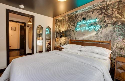 Newport Hotel | The Armstrong at The Louie Boutique Motel, Walk to Everything! Dog Friendly!