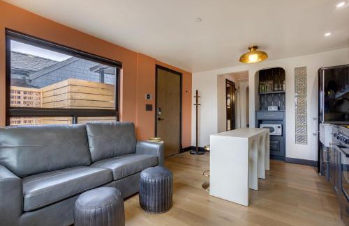 Newport Hotel | The Armstrong at The Louie Boutique Motel, Walk to Everything! Dog Friendly!