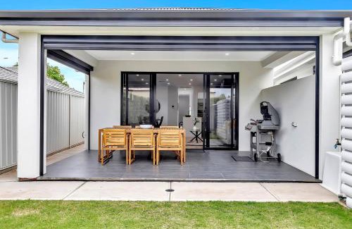 Flinders Park House | The Art of Zen - Modern Comfort between Beach and CBD