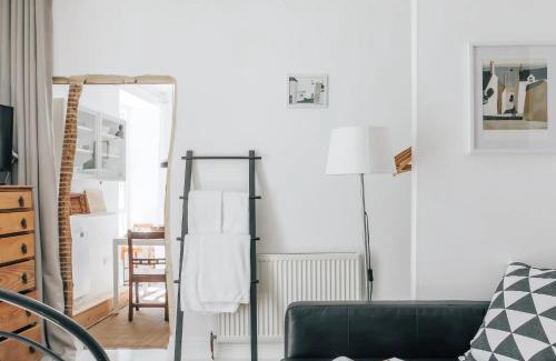 Cardigan Apartment | The Art Room Apartment