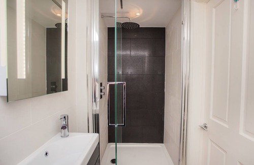 Bath Apartment | The Art Studio