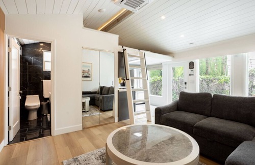 South Wrigley House | The Art Studio with pool & hot tub