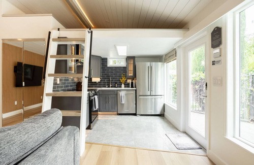 South Wrigley House | The Art Studio with pool & hot tub