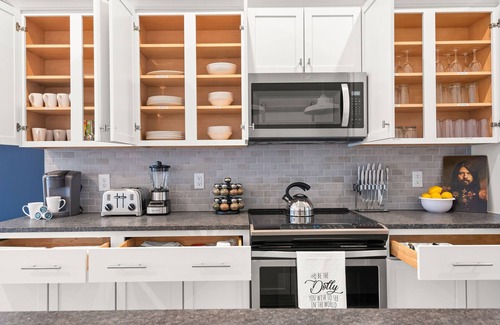 Urbandale Nations House | The Artist - New Custom Built VRBO