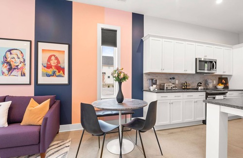 Urbandale Nations House | The Artist - New Custom Built VRBO