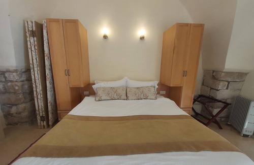 Artists Colony Cabin | The Aryeh Room