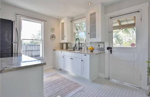 Gulf Gate Estates Cottage | The Ashton Retreat- Vibrant and Chic Cottage 5 minutes from the Beach!