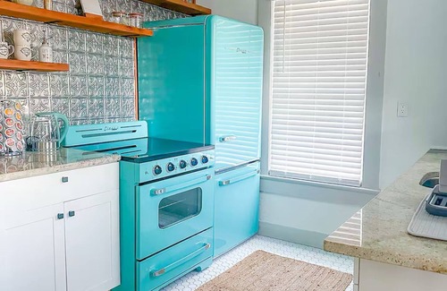 Gulf Gate Estates Cottage | The Ashton Retreat- Vibrant and Chic Cottage 5 minutes from the Beach!