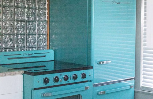 Gulf Gate Estates Cottage | The Ashton Retreat- Vibrant and Chic Cottage 5 minutes from the Beach!