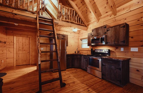 Hallsville Cabin | The Ashton - Cozy, classic, pet-friendly, three bed cabin in Hocking Hills!